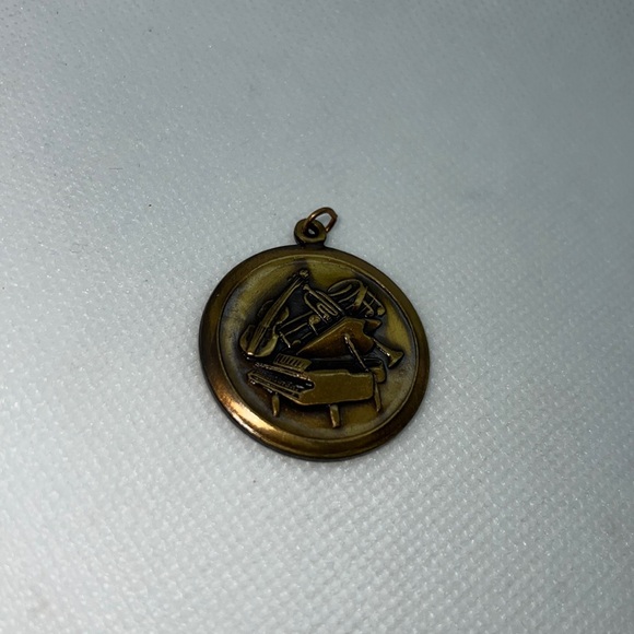 MUSICAL INSTRUMENT PENDANT CHARM PIANO, VIOLIN, SAXOPHONE, NOTE - Picture 4 of 10